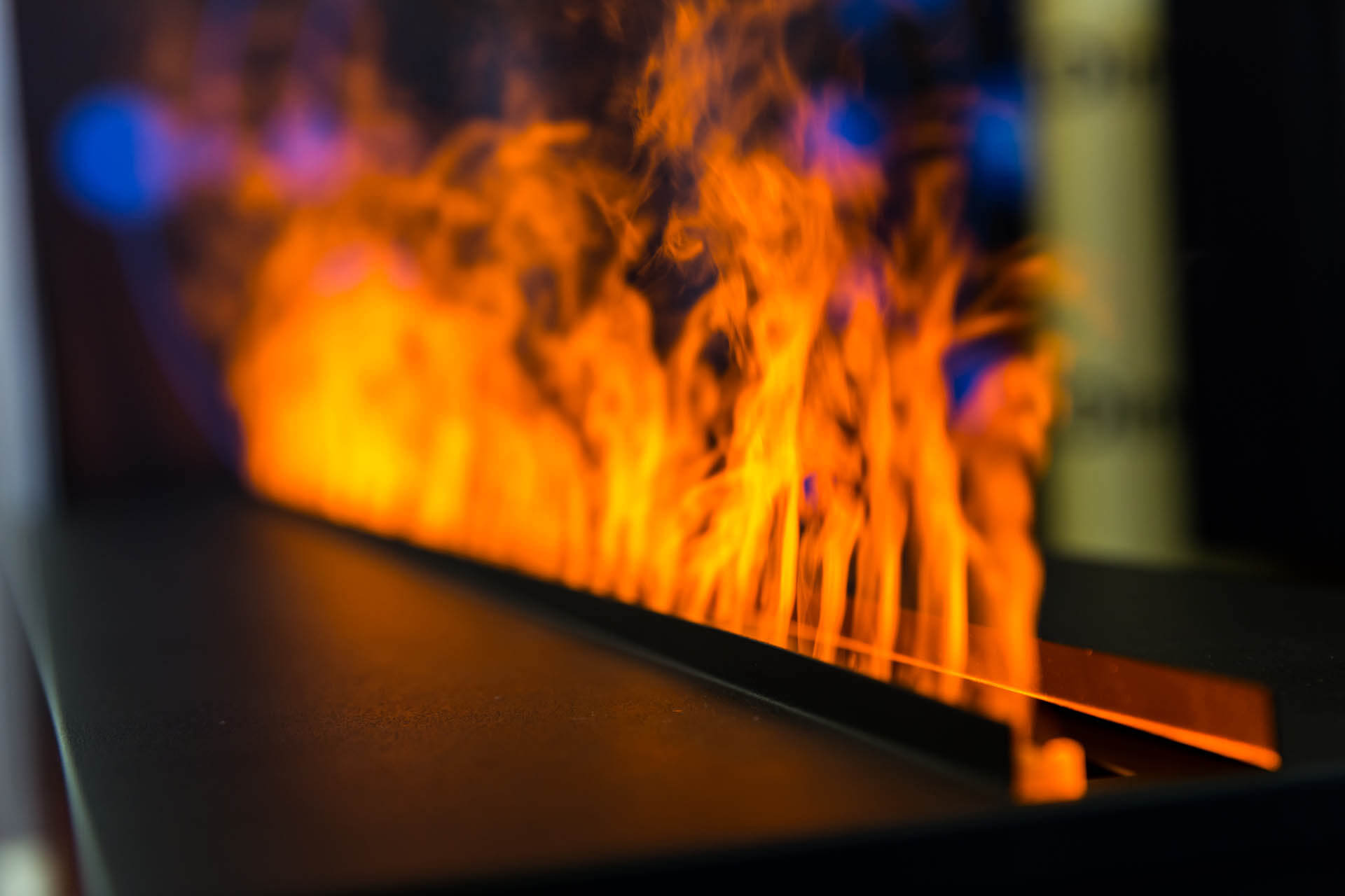 Flammen eines freistehenden Bioethanol Kamins, eine potenzielle Gefahr