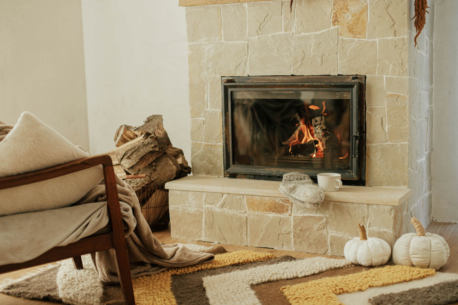 Herbst-Hygge - Eine Tasse warmer Tee und kuschelige Socken am Kamin