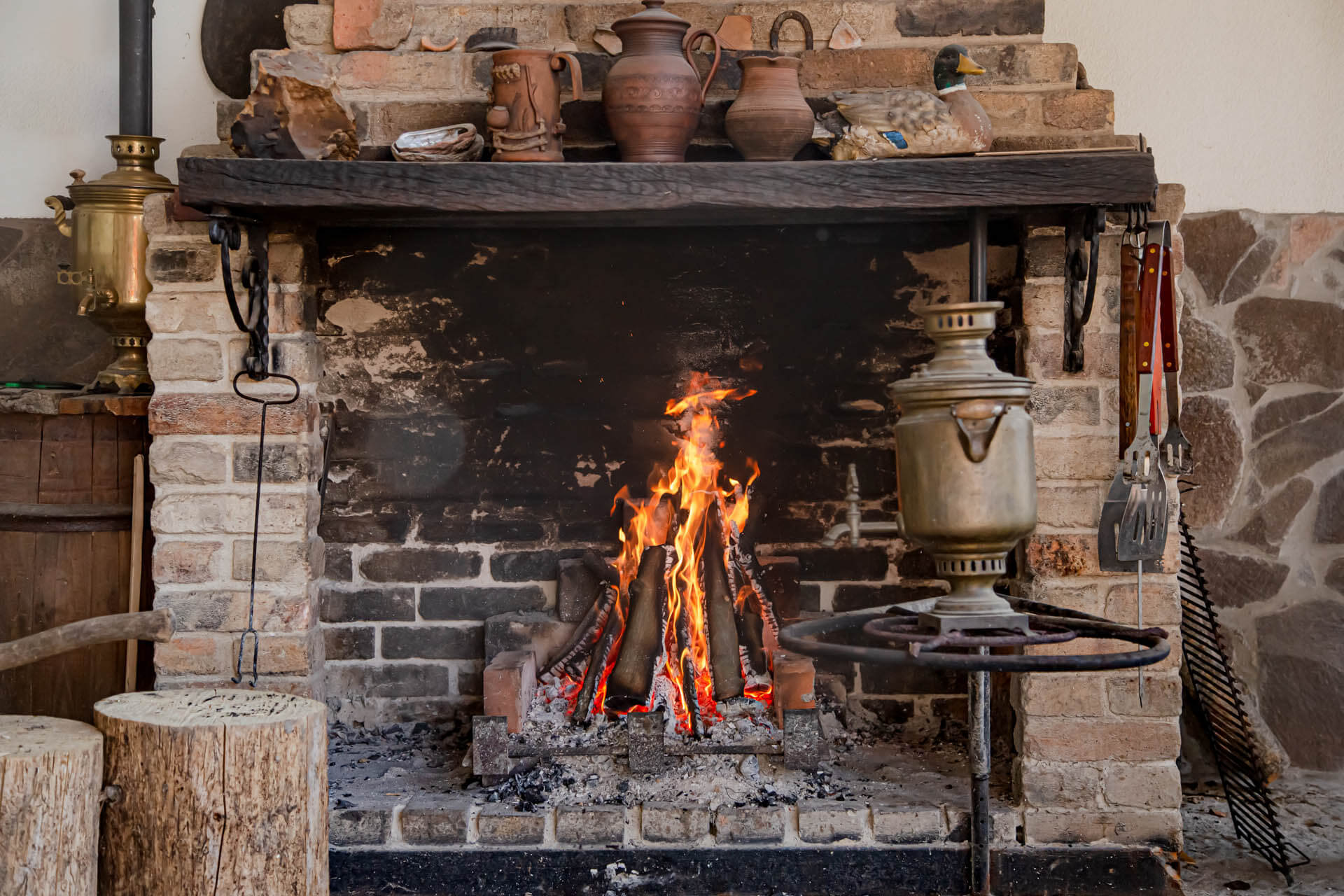 Kamin mit brennendem Feuer, Komfort und Atmosphäre