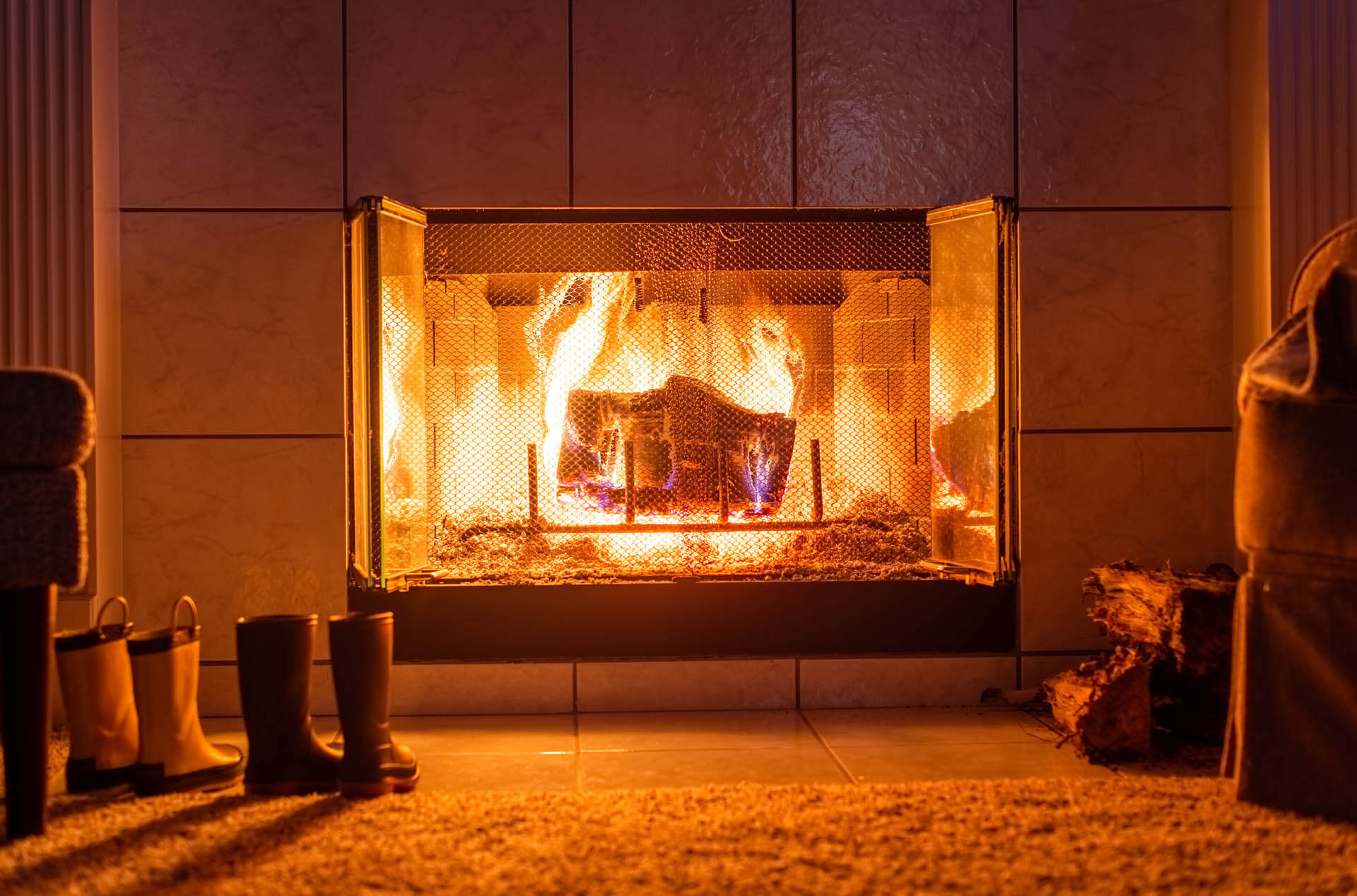 Schöner Schuss von einem gemütlichen Kamin in einem Haus mit Schuhen vor ihm